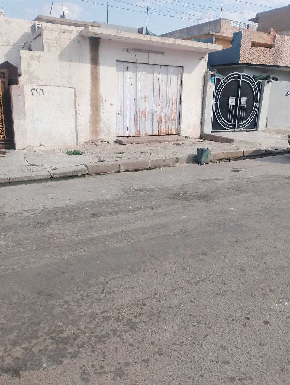 دار للبيع حي القاهره والله الجامع برفقاني دار مساحته 180 والواجهه 10 عباره عن انقاع يعني***********
