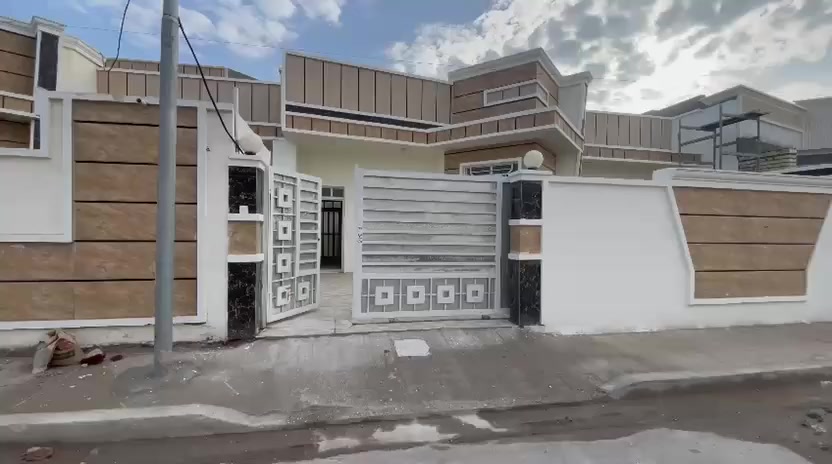 سلام عليكم 
بيت للايجار في حي الشهداء مجمع الرحاب 
يتكون من غرفتين وصالة ومطبخ واستقبال وكراج كما موضح في الفديو بدل الايجار 400 قفل 
للاستفسار الاتصال على الارقام التاليه 
***********
*********** واتس اب
