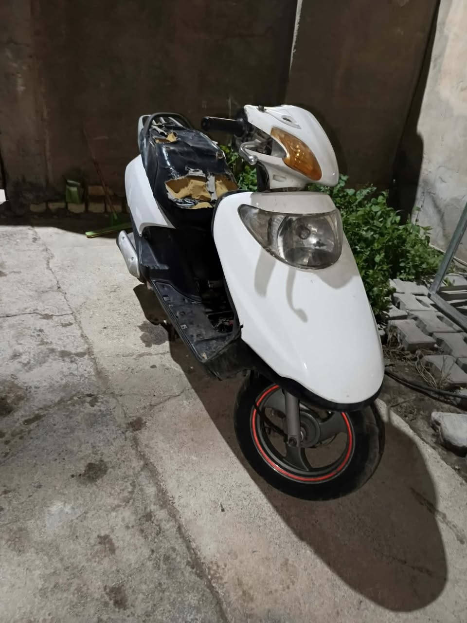 سلام عليكم سبيسي ماليزه البيع دراجه  كله شغاله تخم تاير كابريتر جديده تشتغل من اول هندر (ابيع كوم حديد) سعره175وبيه مجال قليل مكان كوت داموك رقم موبايل***********
