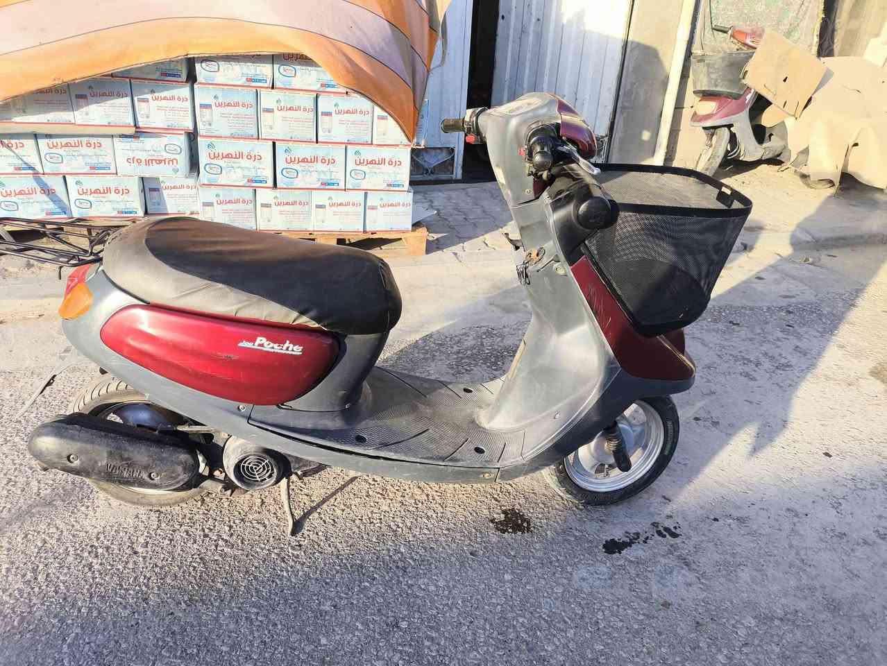 🛵 للبيع | منغولي   ياباني أصلي 🇯🇵
دراجة ياماها  وارد يابان، نظيفة وجاهزة للاستخدام اليومي، اقتصادية بالوقود وعملية داخل المدينة.
المواصفات:
✅ الماركة: Yamaha (منغولي )
✅ الموديل: (Aprio (2003 
✅ بلد المنشأ: اليابان
✅ المحرك: 60cc ثنائي الأشواط (2T)
✅ تبريد هوائي
✅ تشغيل سلف وهندر 
✅ ناقل حركة أوتوماتيك (CVT)
✅ فرامل أمامية وخلفية
✅ استهلاك وقود اقتصادي جداً
✅ خفيفة وسهلة القيادة
✅ مساحة تخزين أمامية
✅ حامل خلفي
الحالة:
✔️ المحرك يشتغل بسلاسة. دراجه حاويه جديدة ابلديه بل كامل 
✔️ الهيكل مرتب.
✔️ الإنارة والإشارات تعمل.
✔️ الإطارات بحالة جيدة.
✔️ جاهزة للاستخدام مباشرة.
💰 السعر: (700) 📍 الموقع: (كربلاء) 📞 للاستفسار: (***********)
