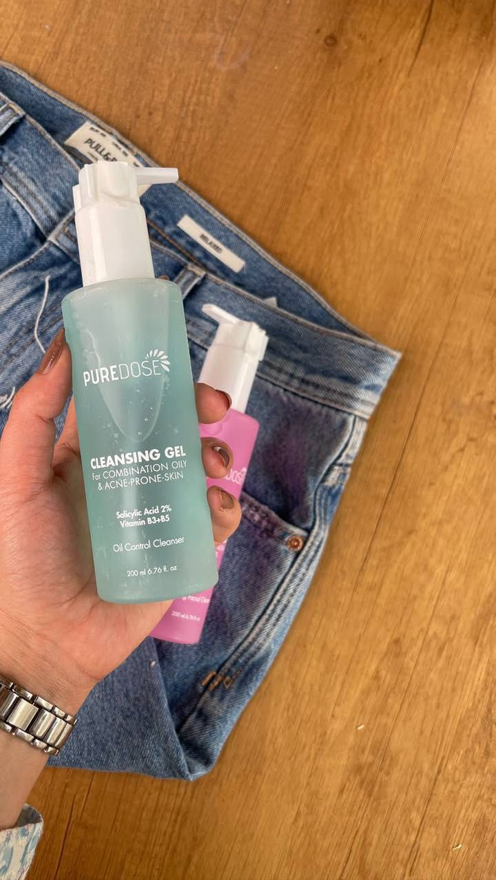 غسول وجه من  بيوردوز للعناية بالبشرة الدهنية والمختلطة والمعرضة لحب  الشباب

يحتوي حمض الساليسيليك (Salicylic Acid) بنسبة 2%  كمقشر كيميائي (BHA) يتغلغل داخل المسام لإذابة الدهون، يساعد في تقليل الرؤوس السوداء ومنع ظهور البثور.
فيتامينات B3 و B5: يساعد النياسيناميد (B3) على تنظيم إفراز الدهون وتقوية حاجز البشرة، اما البانثينول (B5)كمرطب ومهدئ لتقليل التهيج الناتج عن التقشير.

السعر ⬅️ 18 الف 
#بيوردوز 
#PUREDOSE


**إذا كنت صاحب هذا الإعلان وتريد حذفه لأي سبب، رجاءا أرسل رسالة إلى الدعم الفني**