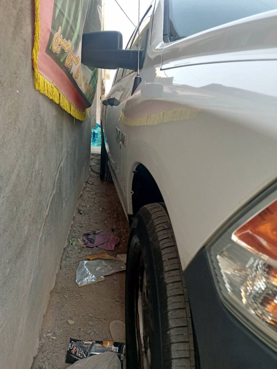 السلام عليكم 
رام موديل 18 كلاسيك حادثها چاملغ ايمن وصور الحادث مرفقة السيارة ماشية تقريباً 70 ميل رقم بغداد باسمي واي تفاصيل اني حاضر رايدها ب 170 وبيها مجال واذا اكو مراوس بلون اسود باب طويل وفرق مناسب هم عادي 
***********
