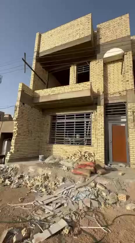 السلام عليكم دار للبيع المساحه ٢٠٠   مع التشجير ٨٠٠ متر طابقين وبيتونه 
يحتوي الدار عل ٦ غرف نوم  وغرفيتن سويت الدار بناء حديث جديد وحاليا جاي يتشغلون بي مثل ما واضح بل فيديو  الموقع قرب المول الجديد قرب سوك الميت السعر خاص الاستفسار ‭٠٧٧٧ ١٣٤ ٠٥٢٩‬ واتساب
