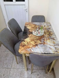 ميز طعام • نظيف • مستعجل