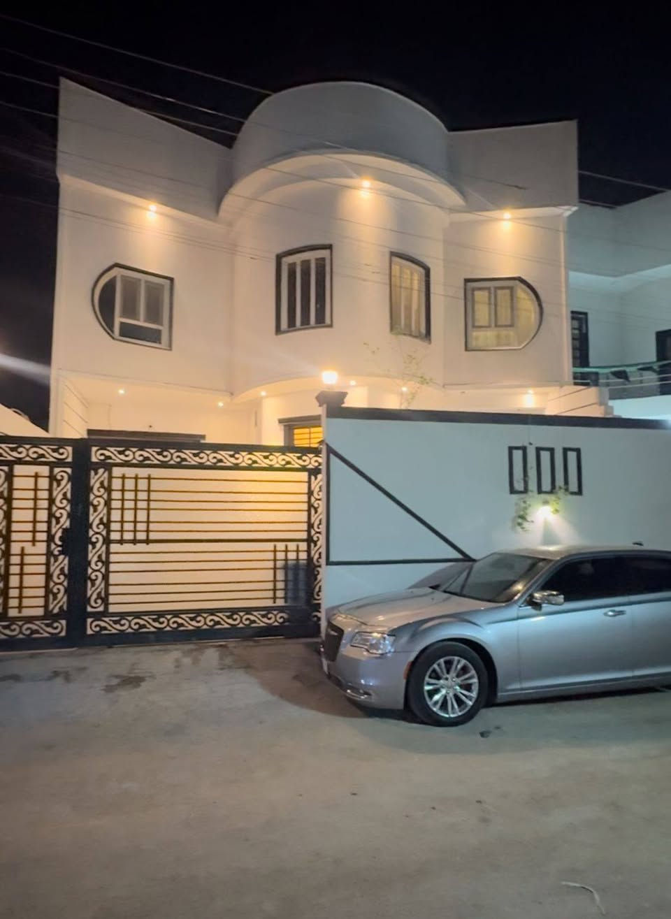 السلام عليكم يتوفر بيت للبيع مساحه 200متر طابو زراعي عراقي البيت طابقين طابق الاول غرفتين صاله مطبخ دوانيه صحيات داخليه خارجيه طابق ثاني يتكون من 4غرف منام صحيات العنوان ابو الخصيب حمدان قرب المستوصف بيت فول مواصفات ينباع معا الكونتر هديه سعر 175مليون وبي مجال ***********
