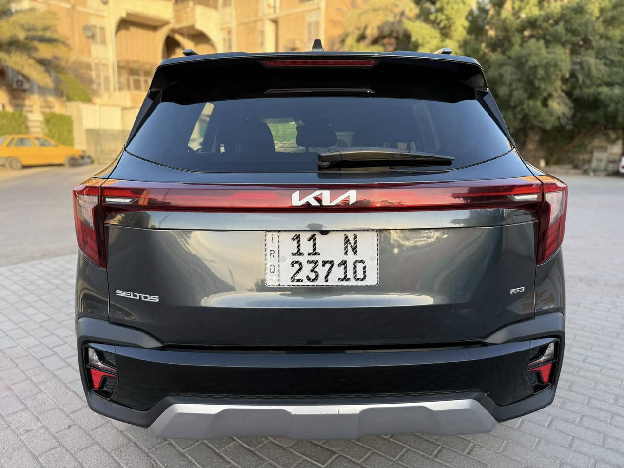 كيا سليتوس 2024 4X للبيع 

وارد امريكي 
فول موصفات 
بصمة
فتحة
كشنات جلد
تدفئة بالكشنات 
تدفئة بالستيرن 
لدات امامي
لدت خلفي 
لايت امامي عدسه
مانع انزلاق 
مانع انحدار 
رادار امامي 
رادار جانبي 
رادار خلفي 
توقف ذاتي 
كامره خلفيه 
شاشه انفكشن متصل
تشغيل عن بعد 
مرقم بغداد بااسمي دخول جديد 
حادثه بارد بحافة البنيد فقط 
جميع الايرباكات سليمة 

السعر 185 ورقة 

***********
