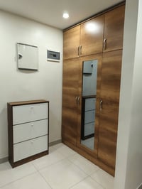 شقة مؤثثة بالكامل للإيجار..مساحة ١٤٠ متر..إطلالة مميزة مباشرة عالحدائق...