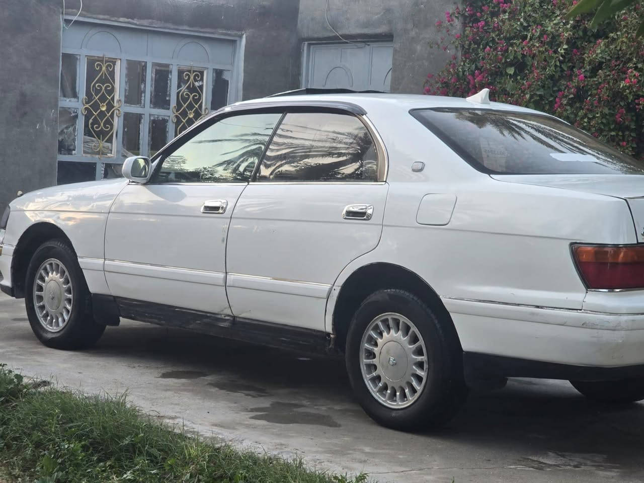 بطه منفصل مديل 94 انبار..
بأسمي شخصيا.. 

مكفوله.. من   كص.  ونقل جثه.  واصوليات. 

تخم تاير جديد.... كير ومحرك. جديد.    

مكفوله من كلشي 

غرفه جديده   كهربائيات      كله    شغاله 

حداديه. جديده. 

المكان الحله قرب معمل السكر.. 

السعر.   52. وبيه  مجال. 

الرقم/***********
