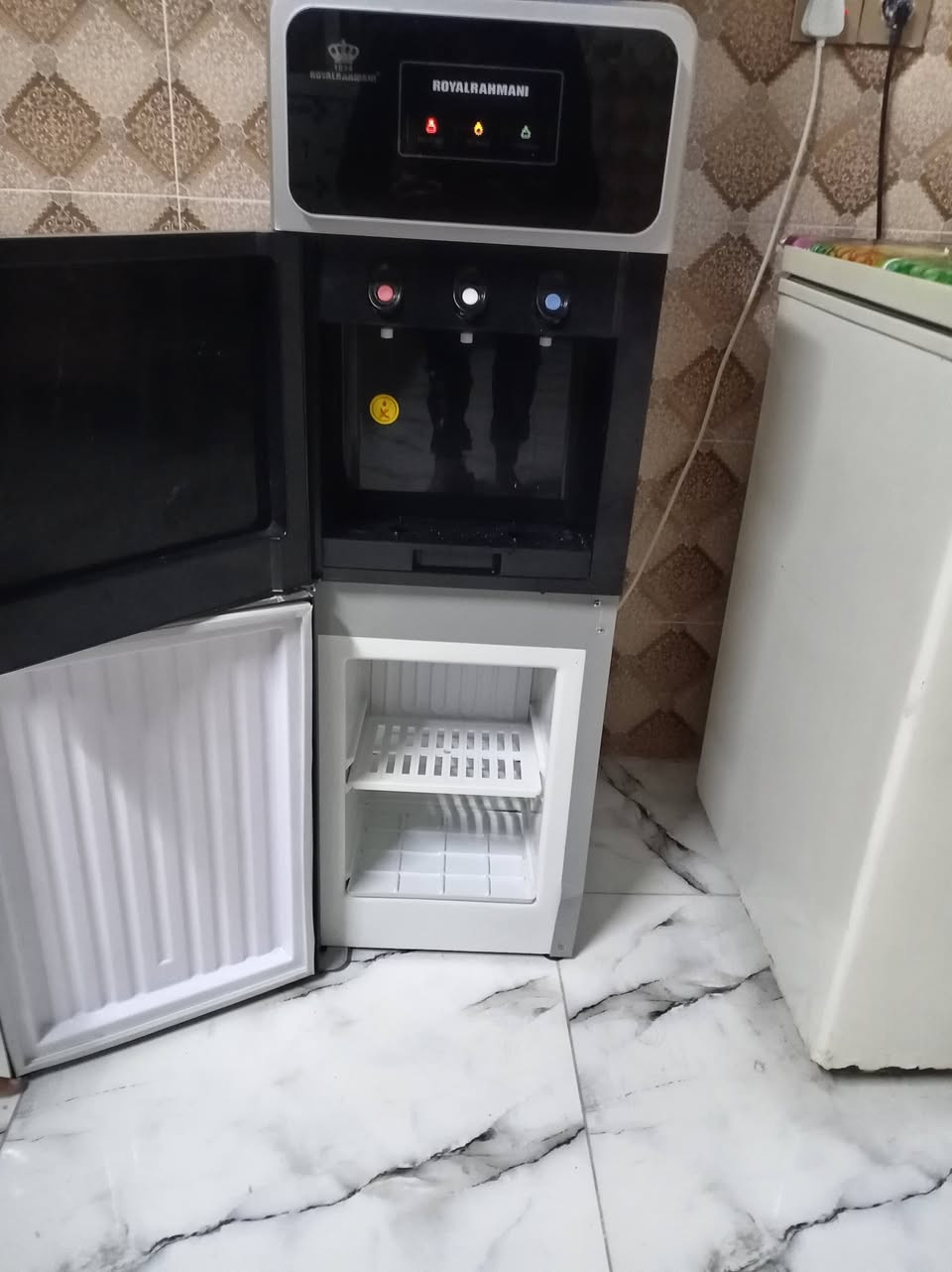 برادة ماء بارد ماء حار الثلاجه الجوه شغاله نضيف مابي شي السعر 75بي مجال الرقم ***********
