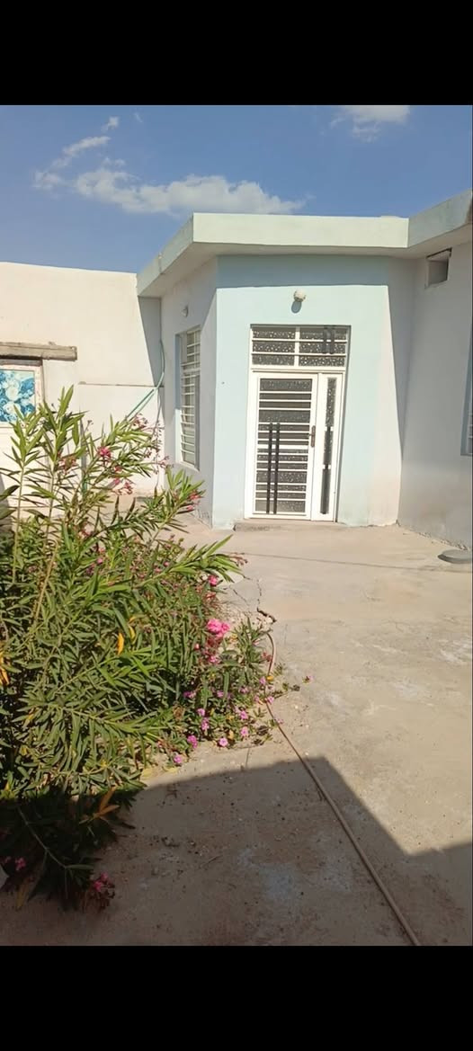 حي ميسان خلف سكلة الگرعاوي شارع الزوار
بيت مساحه ٢٠٠متر متكون من ٣غرف /ثنين منهن سويت كامل حماماتهن بيهن ومتكون أيضا من ستقبال وصاله كبيره ومطبخ مكشوفات ثنين حمام خارجي طارمه وحديقه بناء البيت الأساس صب كونكريت والسقف أيضا صب كونكريت

بناء بلوك الارضيه بورسلين مطبخ وحمامات سيراميك البيت كامل وماعايزه اي شي
#سعر50


**إذا كنت صاحب هذا الإعلان وتريد حذفه لأي سبب، رجاءا أرسل رسالة إلى الدعم الفني**