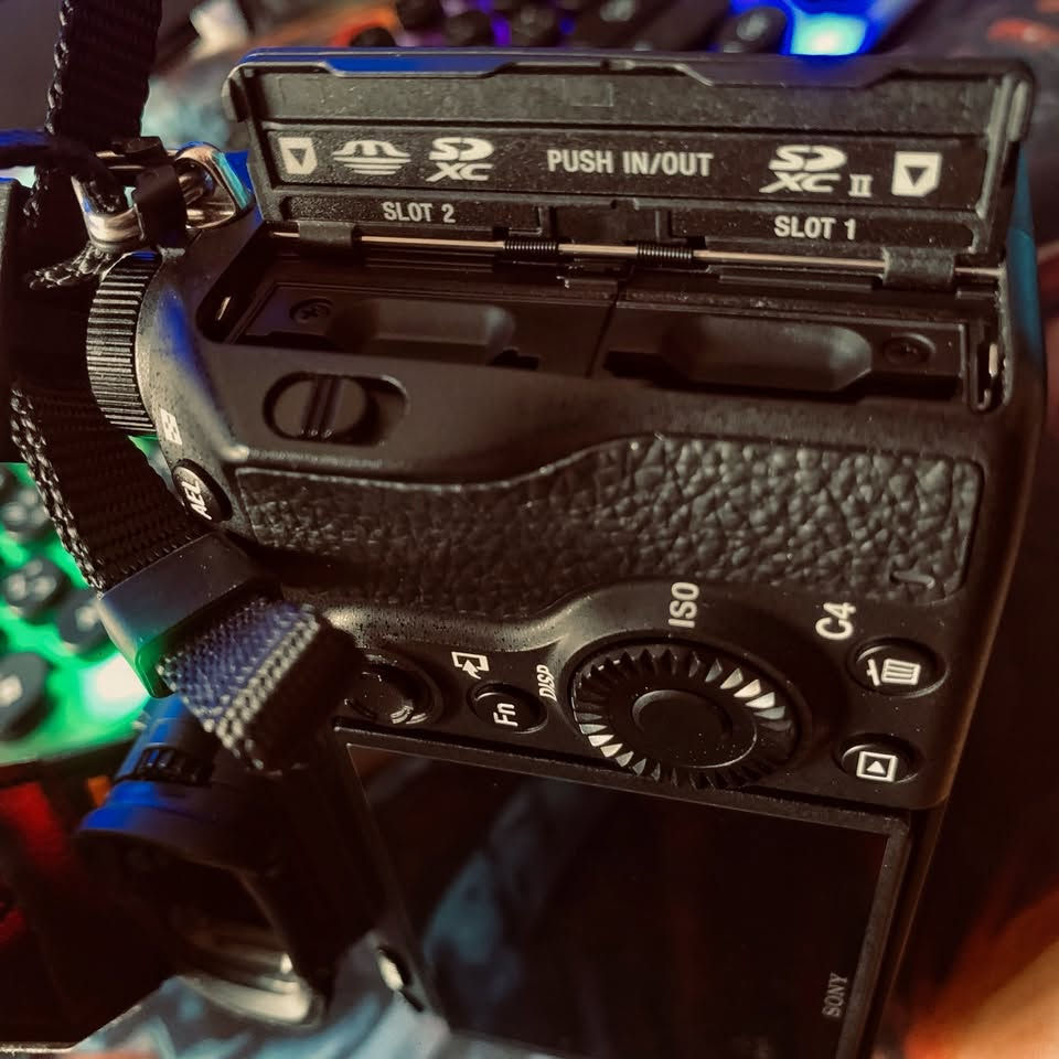 للبيع / SONY A7iii
جديدة استعمال قليل مابيها اي ضرر او عطل وعالفحص
سبب البيع دراسة واحتاجيت 
سعر البدي 1500
سعر العدسة 190 نوع العدسة 50 mm فتحة 1.8
مكاني بغداد توصيل ماعندي لان مادزها ب شركات توصيل يفلشوها بالتوصيل تجي يمي تفحص كلشي وتقتنع يله تاخذها
للتواصل ***********
