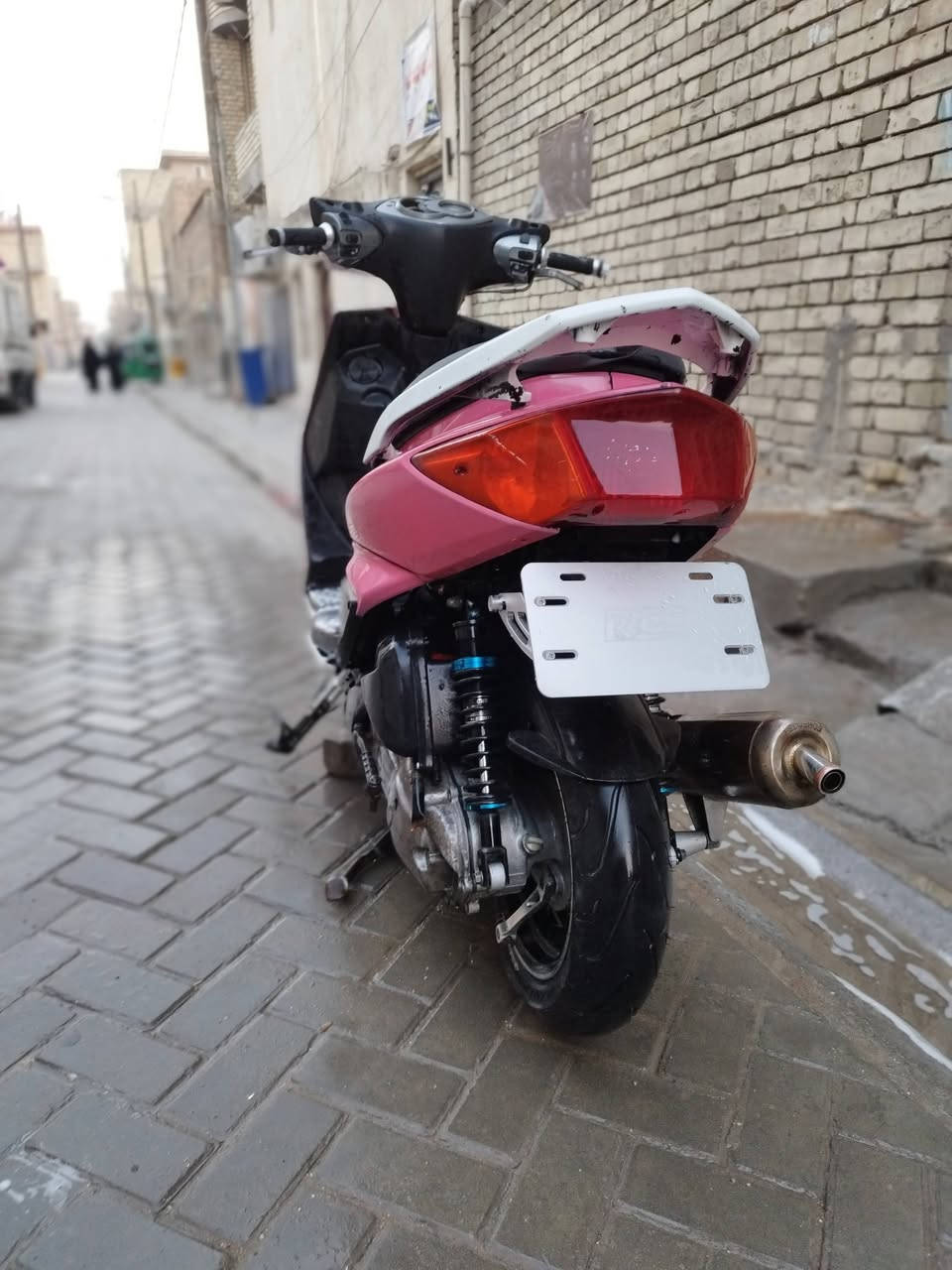 سلام عليكم 
سكنس فحل بيهه تزويد بسيط 
صالنصه صجميه 
واقيه خلفيه 
دبلات رياضي 
كور رياضي 
دبل اشاره لون ابيض وازرق 
يدات بريك نشره ازرق 
استان صفح رياضي 
قبق فلاوين رياضي 
الدراجه نقصهه بس دشبول 
الدراجه خرسه بمعنا الكلمه 
جيب فيتر و تعال افحص 
المكينه بلادي بس الكور رياضي هوه اجه وياهه 
مكاني مدينة الصدر 
الرقم (***********)
السعر 600 الف وبيهه مجال حك الجيه
