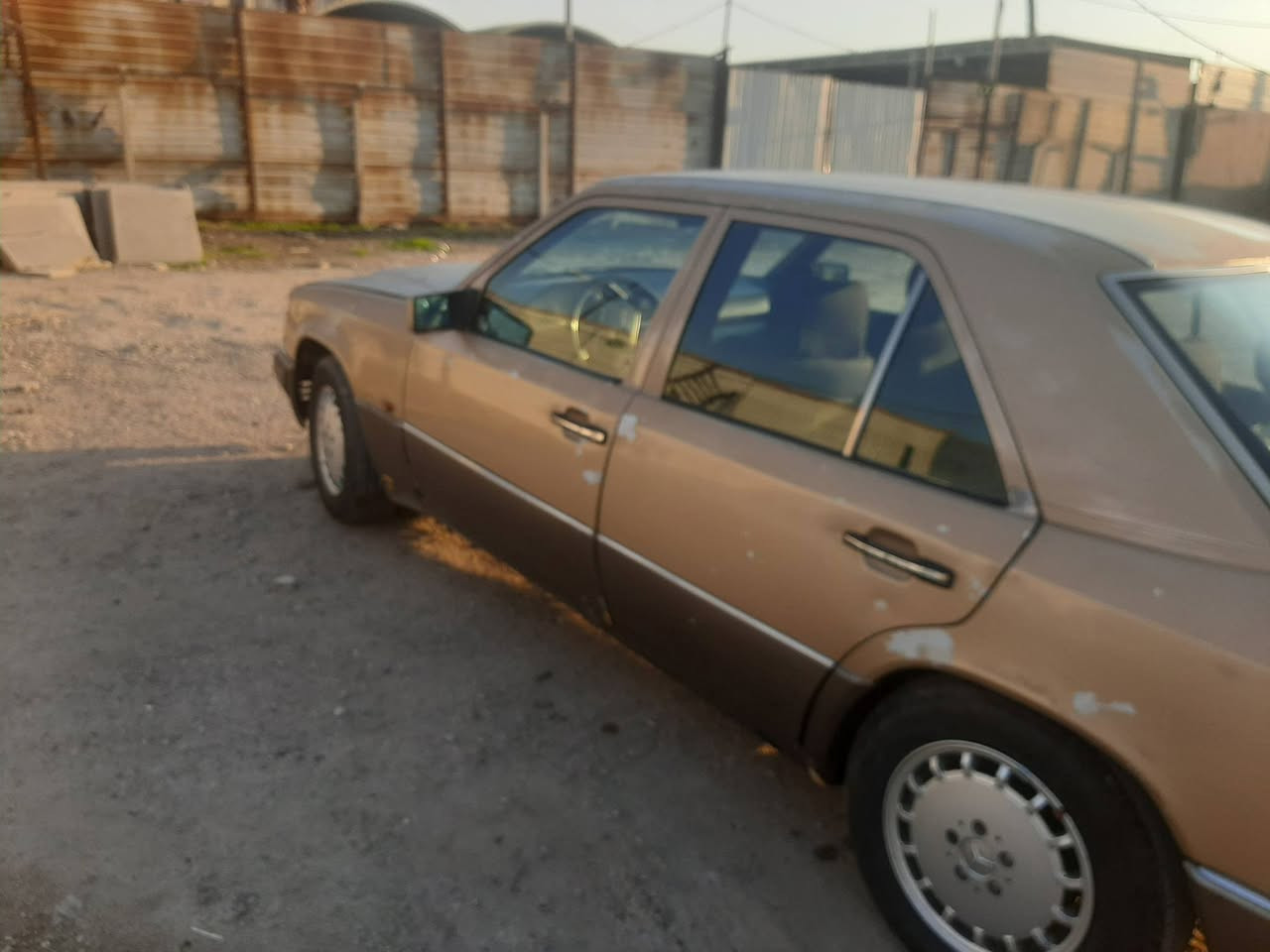 السلام عليكم
مارسيدس موديل ١٩٨٧ مكينة بلادي تخم تاير جديد 
السعر ٥٠ $ للإستفسار اتصل ***********
مكانه بغداد
