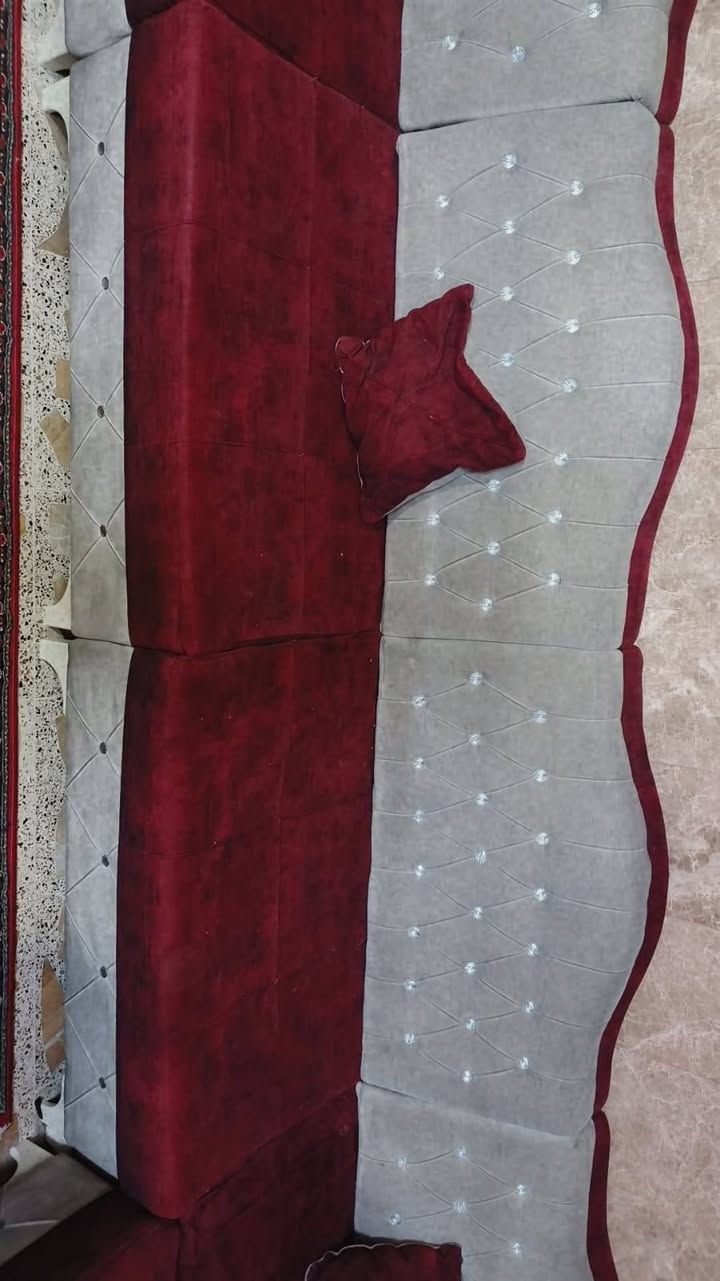 السلام عليكم تخم ديوان للبيع لعنوان لشعلة ام نجم لسعر ١٥٠ رقم لهاتف ***********
