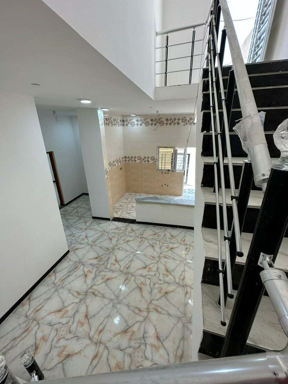 بيت في الصالحية شارع ابي طالب مساحة ١٠٠ مربع (١٠×١٠) على الشارع تبليط البيت ركن متوفر ماء كهرباء ومجاري مربوطه على الشارع يتكون من غرفه واستقبال ومطبخ وصاله وصحيات داخليه واخارجيه سعره 77 مليون رقم هاتف ***********
