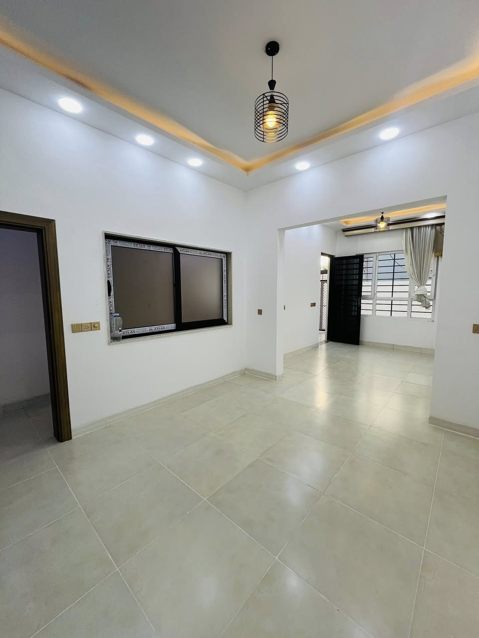 دار للبيع في حي الملايين الاولى مساحة البيت  140 م واجهة 7.5
‎🔹 الطابق الأول: استقبال + هول + مطبخ + غرفتين نوم / صحيات داخليه  

‎🔹 الطابق الثاني: 3 غرف نوم   +  هول + صحيات 

‎نظام البيت دكتات

‎صنف الارض / زراعي بستان ملك صرف + وصل تمليك بلدية 

‎للاستفسار / ***********
