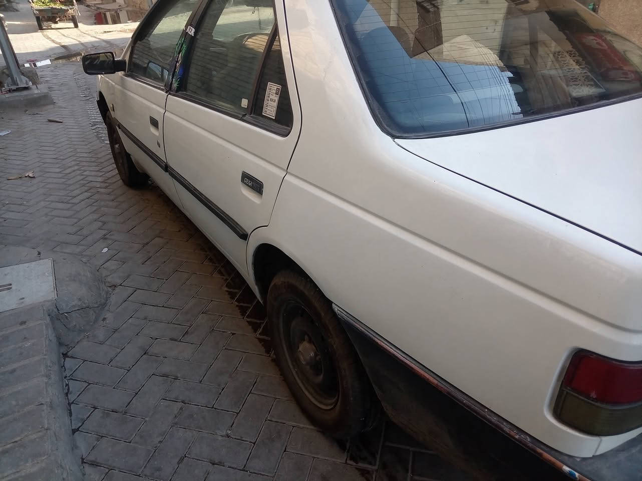 من رخصة الادمن
سلام عليكم يخوان 
سياره (بيجو روئ) مديل 2009
السياره رقم انكليزي جديد وثاني يوم التحويل بدون غرامات او مخالفات 

سياره المحرك سليم وغير مبدل 
الكير سليم وغير مبدل 
التكيف شغال تدفئه وتبريد بدفع كلش قوي 
الكهربائيات ومن دون حلفات وين متريد تفحص افحص سليمات وبعز الصيف متوكف بيك
بدون خياسات والصندوك الخلفي بدون ضرر او خياسات ويجي ويه السياره سيبايه وسبير و تاير اضافي 
الاضرار:
كما موضح في الصوره الباب الايمن الخلفي بي طخه تكتك والسياره سابقاً صابغها نص للجماليه 
والهلال مالتاير بس مرجعه 
سليمه والله وانطيك ضمات ترايها من بغداد للبصره 
لمعرفه السعر الاستفسار ع هذا الرقم
*********** 
بي واتساب
