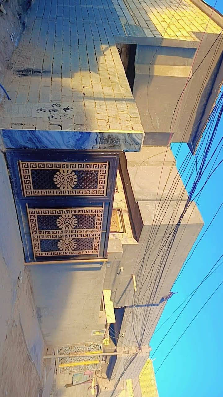 سلام عليكم بيت مساحه 150قرار محكمه سند 25 البيت يحتوي على كراج ستقبال غرفتين نوم مطبخ حمام صاله البيت كامل بناه جديد البيت بل حافض قرب جامعت فريحه شارع ترابي قرب علي حمود المختار سعر 80او بي مجال ‏‪***********‬‏وساب
