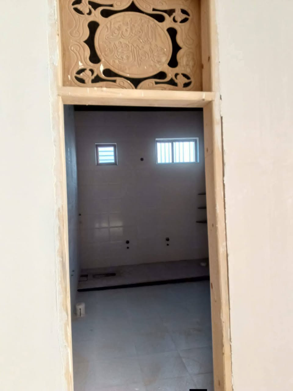 السلام عليكم
  دار للبيع مكان مميز جدا 
طابو زراعي سند25 
يبعد عن التبليط 20متر
بإسم صاحب الارض
تحويل البيت ثاني يوم بعد الشراء
العنوان / /بابل المدحتيه 
حي الحوراء شارع 14الجديد 
المساحة//500متر
الواجهه //12متر
مساحة البناء //263متر
بناء حديث بإشراف وتنفيذ مهندس مدني سنة البناء ٢٠٢٥ 
قريب على التبليط جدا 
خدمات كامله من ماء وكهرباء وتبليط 
السعر/١٧٠ مليون وبيه مجال      
تفاصيل البيت
استقبال 10*4
صاله كبيره 10متر
عدد الغرف 3    4*4 4*5 
4*5 واحده من الغرف نضام سويت
مطبخ حار وبارد
منور خلفي 2متر
مجمع صحيات 
خريطه بوب.وشبابيك البيت كامله 
عرض الشارع ٧متر
البيت كامل وجاهز نقص بصيط
عرض الشارع ٧متر
البيت موقع حلو وجيد جداً 
للاستفسار
مراجعة  مكتب دلالية وائل الهندي 
***********وائل الهندي
ابو علي***********
مكتب دلالية وائل الهندي بابل المدحتيه الحمزه الغربي ع شارع 60 قرب سلوان ابو الكاشي مقابيل فرع علي قماره
