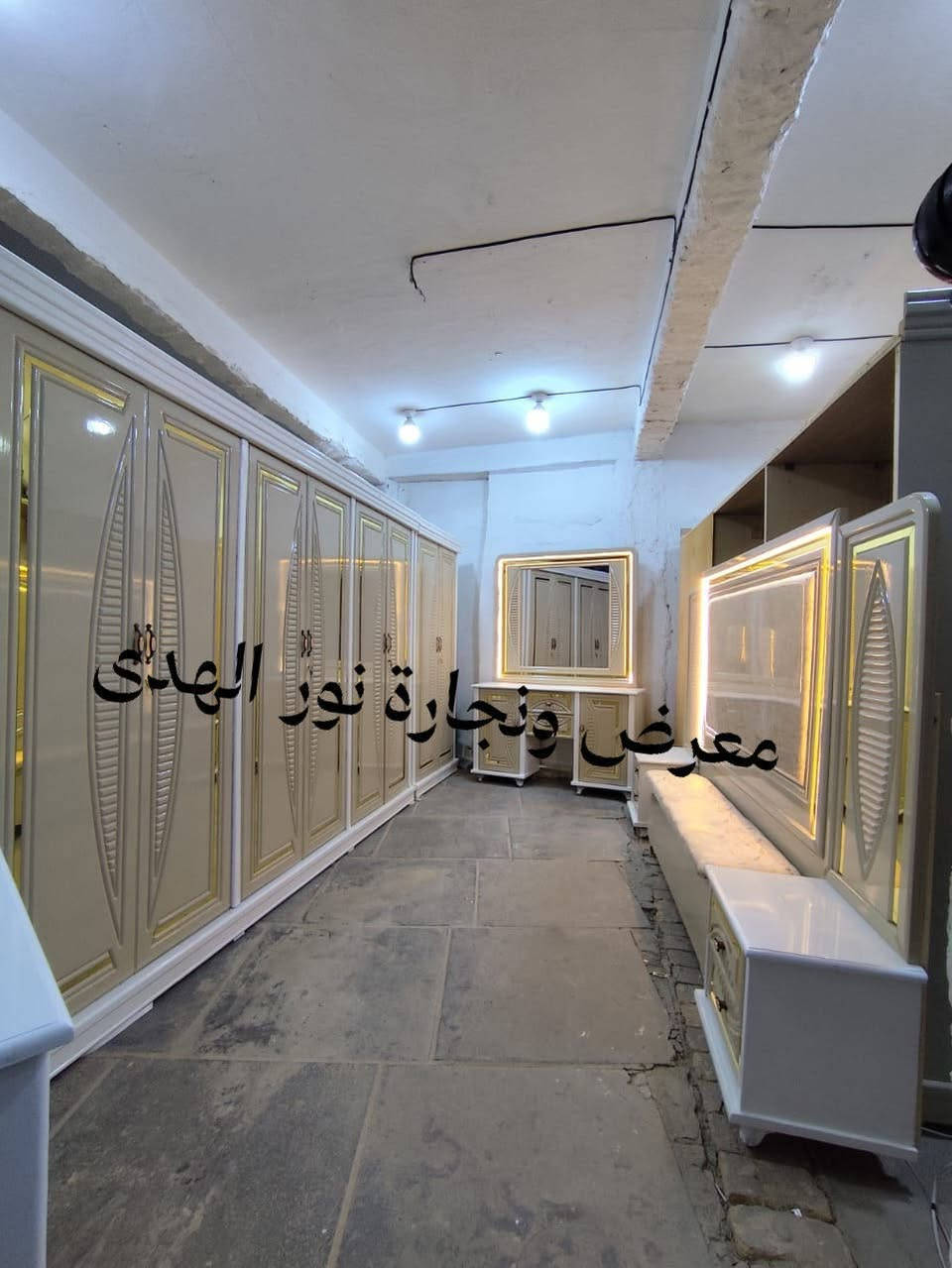 سلام عليكم 
السعر  مليون و٣٥٠ 
الصبغ حسب الطلب الزبون 
 الكنتور (6) باب
انديف الوجه  ٩ملم ..الداخل  معاكس ٣ملم
 ظهر الكنتور  معاكس ٣ملم
الدنگ (القواطع) خشب چام 
 النقوش CNC حفر 
 تقطيع الكنتور الداخلي الطراف قواطع عدد٢ وصط تعلاكه 
 وقابل لتغير حسب الطلب 
الزاوية بابتين
-اليدات حديد درجة اولى والاقفال أصلية
تتكون الغرفة من:

 1-الكنتور 
2-الچرباية  
٣- كومديات عدد 2
٤-ميز المرايه
٥- الزاوية
٦-جزامه
٧- شازلون مخزن 
٨-الطابورية هدية 🎁 
العنوان
 الديوانية  الحمزة الشرقي 
سوق هرج شارع النجاجير ***********
توصيل موجود إلى كافت  المحافظات العراق
