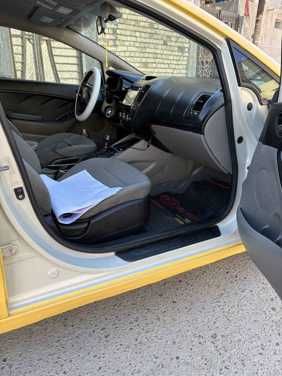 سلام عليكم عارض سياره للبيع
فورتي ٢٠١٤ خادثها بس دعاميات فقط بدون أي تبديل السياره اليبل واحد محرك ١٨٠٠دوش تخم تاير وحداديه كفاله السياره نص فول 
مكاني بغداد 
الرقم ***********
