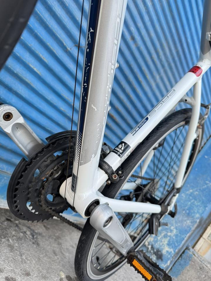 السلام عليكم خواتي الغوالي 700 حجم 28 
قياس M فريم 51 ماركة (PRECISION) ماركة
غني عن التعريف سستم شيمانوا تورني XT ختم 
واحد ناقل امامي خلفي بدلات صينية وذرعه 
تورني XT واضح بل صور خواتي معدنه المنيوم 
نمره 3/8 نضفتهاا شوفت عيونكم كلش نظيفة 
وياله تك وتك بس اصليت واضح بل صور سعرها 
220 الف وبي مجال عنوني موصل الاستفسار 
*********** تتوفر خدمة توصيل جميع 
محافظات العراق وتحياتي لكم
