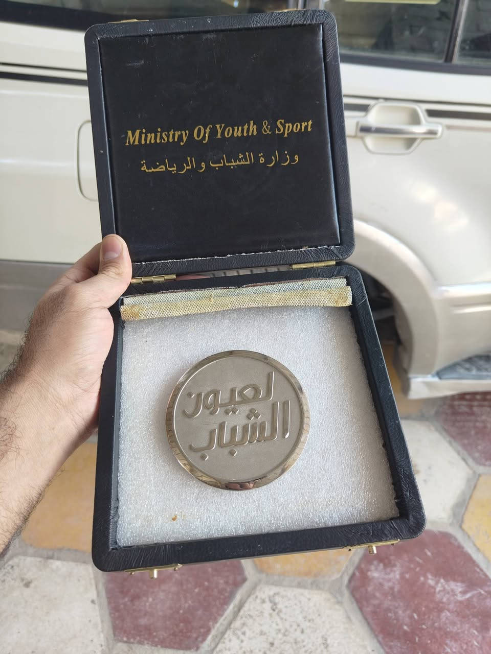 بوكس جلد اصلي مع قرص معدني ستيل بالكامل
اعتقد درع تكريم  او شيء من هذا القبيل 
اول تم 10 الاف مع التوصيل
***********
