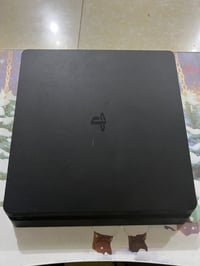 PS4 slim مهكر نضام 9 ذاكرة 1تيرا للبيع كامل ملحقات ويا 3 يدات 2 اصلي +...