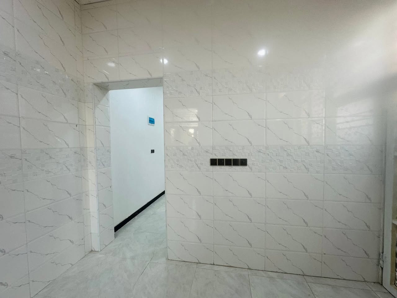 📍دار سكن للبيع على ساحة حي الأمين الثانية غير مسكون فارغ حاليأ تستلم مفتاح🔑
📍قرب مدرسة الصينية
دار_مساحه100م  
أستقبال  +صاله  🛌 
+ مطبخ🧑‍🍳
غرفه نوم + مجمع صحيات داخليه 
وخارجيه
كيزر + ماطور + خران ماء
 للأستفسار يرجى الأتصال
 على الارقم التالي
+واساب ***********
#نستقبل_طلباتكم__وعروضكم 
مكتب بغداد للعقار الشطرة  الآمن للتسويق العقاري  ___
 الشطرة /شارع الفلكه قرب كراج الحضارات
