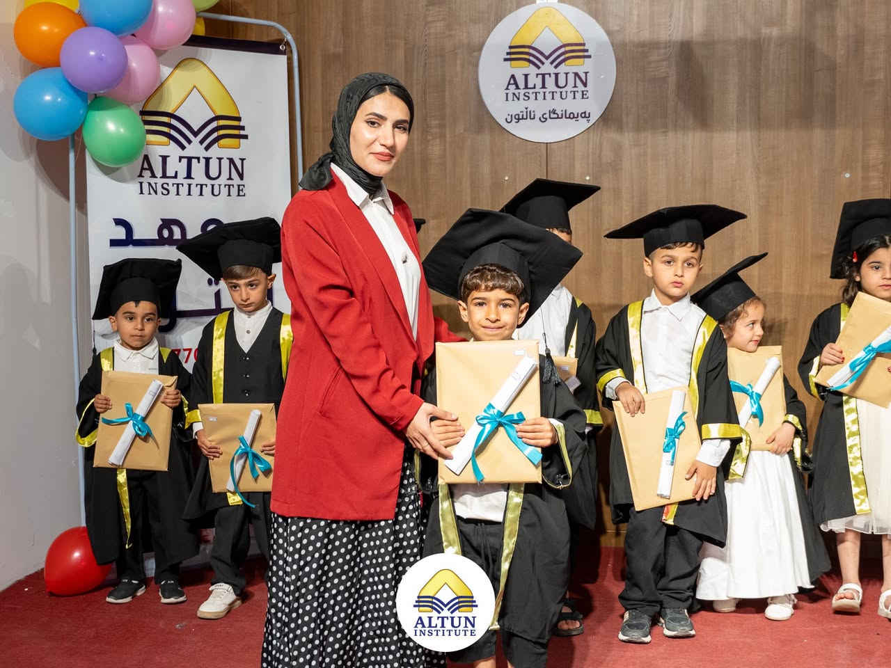 * “بابتسامة الأطفال، يصبح المستقبل أجمل 🌸🎓”
* “اليوم نهاية مرحلة، وبداية نجاحٍ أكبر ✨”
* “أطفال اليوم هم نجوم الغد 🌟”
* “بقلوبٍ مليئة بالأمل، نخطو نحو المستقبل 🎈”
* “تخرج الأطفال… يوم فرحٍ وأملٍ ونجاح 💖”
* “صغارنا يحملون أكبر الأحلام 🎓”
* “من اللعب والتعلّم إلى النجاح والمستقبل 🌈”
* “الأطفال الذين يبتسمون اليوم، يصنعون الغد 😊”
* “الخطوة الأولى نحو الأحلام الكبيرة 👣✨”
* “يوم التخرج… يوم الفخر والسعادة للأطفال 🎉
کلار  ***********
