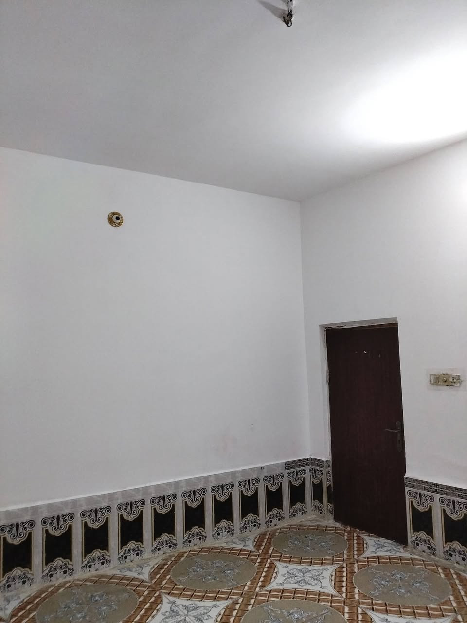 سلام عليكم بيت للبيع حي الخضراء مساحته 100 طابقين يحتوي على ثلاث غرف كافه الخدمات شارع السايدين خابر *********** بي واتساب
