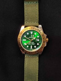 رولكس • مينا أخضر • حزام ناتو