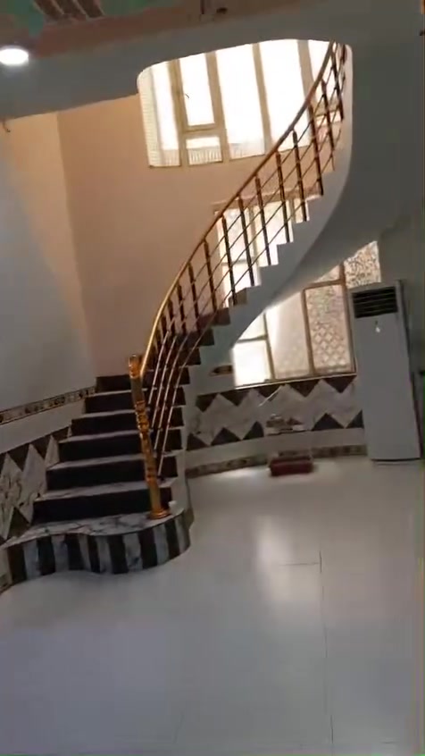 🏠 بيت للبيع في السديناوية (بناء حديث بمواصفات ممتازة)
للباحثين عن السكن المريح أو الاستثمار الذكي، بيت طابقين بناء حديث بتصميم راقٍ ومساحة واسعة معروض للبيع من المالك مباشرة.

✨ أبرز ميزة: يحتوي البيت على درج خارجي للطابق الثاني، مما يتيح لك إمكانية فصل الطابق الأول عن الثاني بالكامل ليصبح عبارة عن بيتين مستقلين تماماً (مناسب جداً للسكن العائلي المشترك أو تأجير أحد الطوابق).

 📍 الموقع: السديناوية - حي الرحمن (نهاية شارع السايدين).

 📐 المساحة: 225 متر مربع.

       طابو زراعي صاعد معاملة تمليك

 🛣️ الشارع والخدمات: يقع البيت على شارع عريض 10 متر، والمنطقة مخدومة بالكامل (تبليط، أرصفة، مجاري ثقيلة وخفيفة، وخط الكيبل الضوئي واصل لراس الفرع).

 🛏️ عدد الغرف الإجمالي: 6 غرف نوم (منها 3 غرف بنظام سويت).

📐 تفاصيل تقسيم الطوابق:

 الطابق الأول:

 غرفتين نوم.

 صالة كبيرة + استقبال واسع.

 مطبخ متكامل.

 كراج للسيارة.

 صحيات داخلية وخارجية.

 مناور عدد (2) لتهوية وإضاءة ممتازة.

 الطابق الثاني:

 4 غرف نوم (2 منها بنظام سويت مع حمام خاص).

 صالة مريحة.

 صحيات مشتركة.

 السطح والخدمات الإضافية:

 السطح مكسو بالكامل بـ الشتايكر مع عازل حراري ممتاز.

 البيت يحتوي على برج إنترنت راكب وجاهز للاستخدام.

 💵 السعر: 240 مليون (قابل للتفاوض)

للتواصل واتساب ( ***********)

