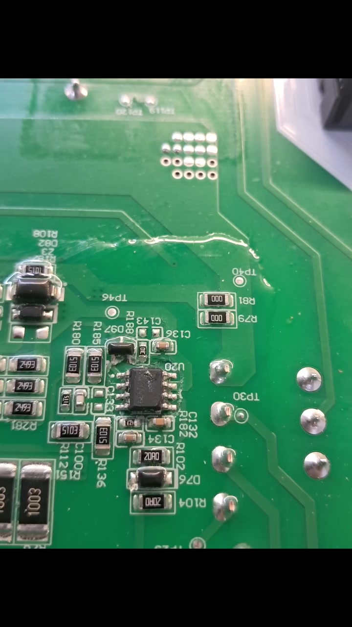 🔧 تم بحمد الله إصلاح إنفيرتر 6KW وإعادته للعمل بكفاءة.

📌 سبب العطل:
تم ربط 12 لوحًا شمسيًا على مدخل PV واحد، مما أدى إلى وصول جهد الدخل إلى حوالي 580V DC، وهو أعلى من الحد المسموح به للإنفيرتر، وتسبب في تلف دائرة دخل الألواح.

بعد إجراء الصيانة واستبدال القطع التالفة، تم اختبار الجهاز والتأكد من عمله بصورة طبيعية.

⚠️ الالتزام بحدود جهد وتوصيل الألواح حسب مواصفات الإنفيرتر يحمي الجهاز من الأعطال ويطيل عمره.

📩 للاستفسار عن الصيانة أو تصميم المنظومات الشمسية، تواصلوا معنا.
م احمد /***********
بغداد شارع الصناعة 
#الطاقة_الشمسية #صيانة_انفيرترات #العراق #solar #inerter
