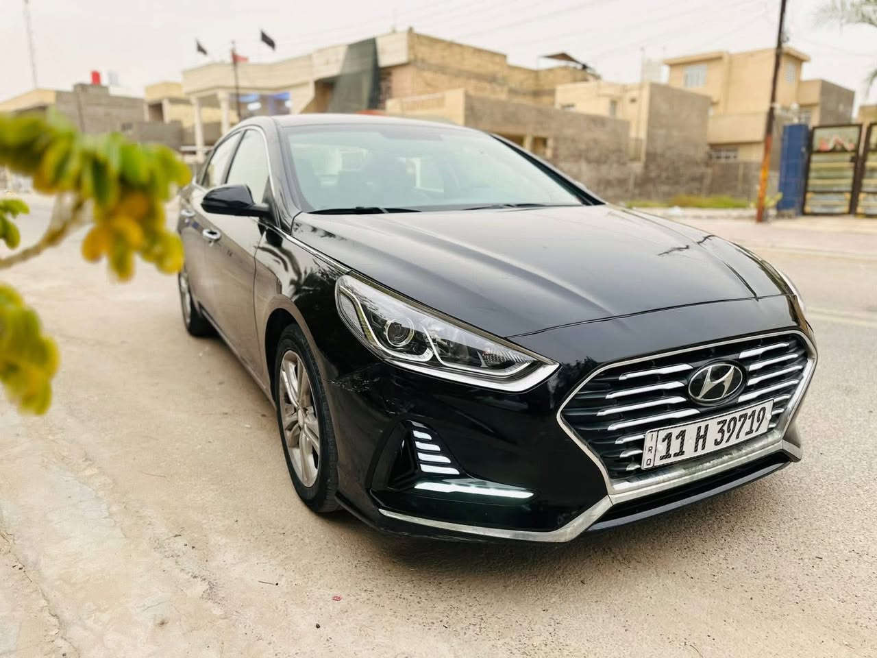 سوناتا وارد امريكي حادث جاملغ امامي وطرف البنيد
موديل 2018 

ماشية 74 ميل 

گير ومحرك على وضع الشركة ما مفتوح بيهن برغي . 

 

بدون لغد ولا شاصي سليمات بدون اي ضرر 

سياره بل عراق بيها شخوط خفيفة 

حدادية السيارة حلوه مابيهه شي 

سياره جاهزه مابيه شي 

منظومه تبريد جديده 

سياره رايده 130$ وبيهه مجال للشراي 

تجي تشوف بعينك تقتنع والباقي سهل 

سيارة رقم بغداد الدولي الجديد 

السنويه إلى 2035

سقف حديد 

تبريد امامي فقط 

رادارات وتحكم ذكي 

3 أنظمة قيادة

المحرك والأداء

 • المحرك: 4 سلندر سعة 2.4 لتر بنزين (GDI)

 • القوة: حوالي 185 حصان عند 6000 دورة/دقيقة

 • العزم: حوالي 178 رطل·قدم (241 نيوتن·م) عند 4000 دورة/دقيقة  

 • نظام الدفع: أمامي (FWD)

 • ناقل الحركة: أوتوماتيكي بـ 6 سرعات  

 • استهلاك الوقود: حوالي 25 ميل/جالون في المدينة و36 ميل/جالون على الطريق السريع (~29 مجم مجمّع)  

 الأبعاد والمقاسات

 • الطول: ~191.1 بوصة (4854 مم)

 • العرض: ~73.4 بوصة (1864 مم)

 • الارتفاع: ~58.1 بوصة (1476 مم)

 • قاعدة العجلات: ~110.4 بوصة (2804 مم)

 • سعة خزان الوقود: ~18.5 جالون (~70 لتر)

 • سعة الصندوق الخلفي: ~16.3 قدم3  

 التجهيزات والراحة 

 • شاشة معلومات وسطية

 • نظام صوتي مع 4 سماعات

 • دعم Apple CarPlay و Android Auto

 • بلوتوث و USB

 • تشغيل وتحكمات بصمة 

 •مقاعد تدفئة + تبريد وتحكم كهربائي 

 الأمان

 • نظام تحذير من النقطة العمياء

 • أكياس هواء أمامية وجانبية

 • نظام تثبيت السرعة (Cruise Control

التكنولوجيا والترفيه

 • شاشة وسطية 7 بوصة للتحكم في النظام الترفيهي.  

 • نظام صوتي AM/FM +4 سماعات.  

 • دعم Apple CarPlay و Android Auto للهواتف الذكية.  

 • Bluetooth مع نقل دفتر العناوين.  

 • مدخل USB و AUX.  

 • عناصر تحكم في الصوت على عجلة القيادة.  

العرض و المعلومات

 • عداد رقمي/تناظري للمعلومات الأساسية.  

 • Trip Computer (حاسبة معلومات الرحلة).  

 • إضاءة داخلية Fade-To-Off.

للتواصل *********** اتصال 

             *********** واتس اب
