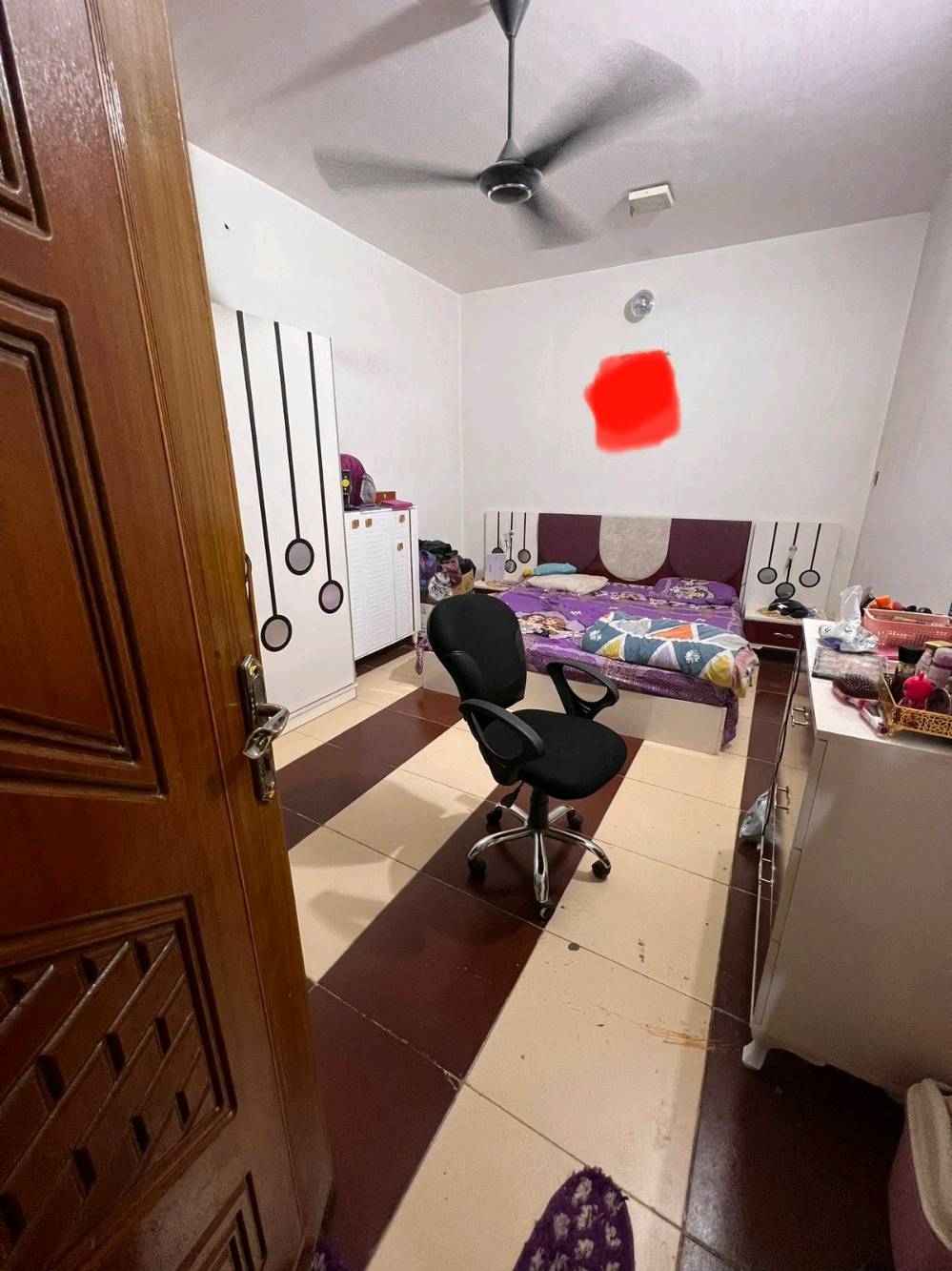 بيت مساحته ١٠٠ كونكريت وبناء طابوك حديث ونضيف يتكون من طابقين الثاني يتكون من غرفتين وهول وصحيات والارضي استقبال وغرفه وهول اصغير ومطبخ وصحيات ومنور .العنوان السفينه شارع الشهيدضياء البيت طابو اسهم.الاستفسار الاتصال على هذا الرقم ***********