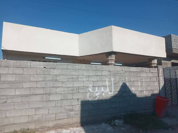 دار سكنيه للبيع المساحه 250 متر يتكون من ( 2 غرفه 4×5 + حولي 10×3.5 +مطبخ 5×4 +استقبال 5×5 +حمام +تواليت داخلي+ تواليت خارجي) الموقع حي مولود قرب مضيف عشيرة البوفراج، للاستفسار الاتصال على الرقم ***********
