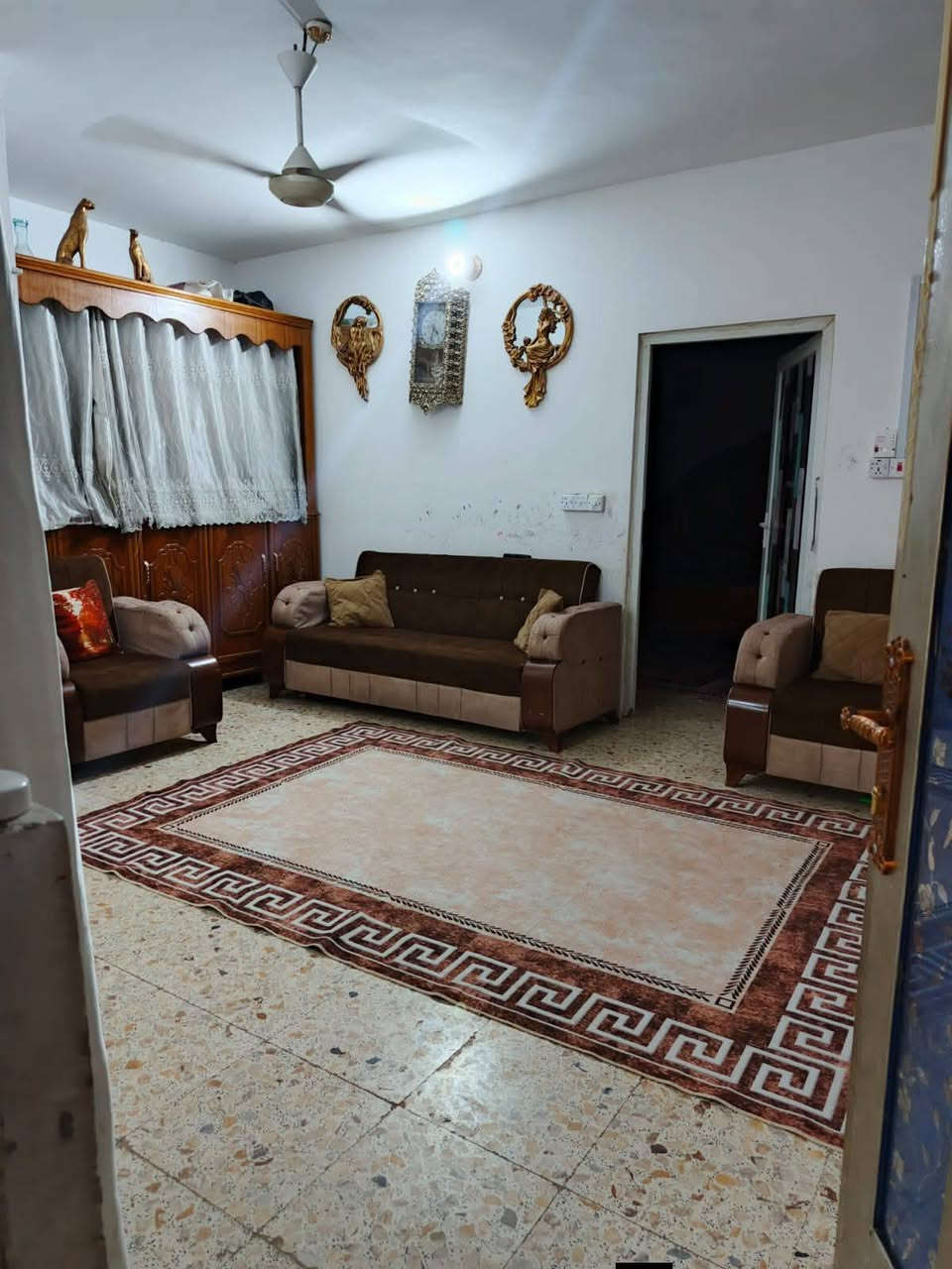 السلام عليكم بيت ١٠٠ متر مكانه البحريه قرب مخازن
مرجان متوفر كافة الخدمات 
يتكون من غرفه وهول ومطبخ وصحيات 
للتواصل +***********
طابو زراعي سند ٢٥
