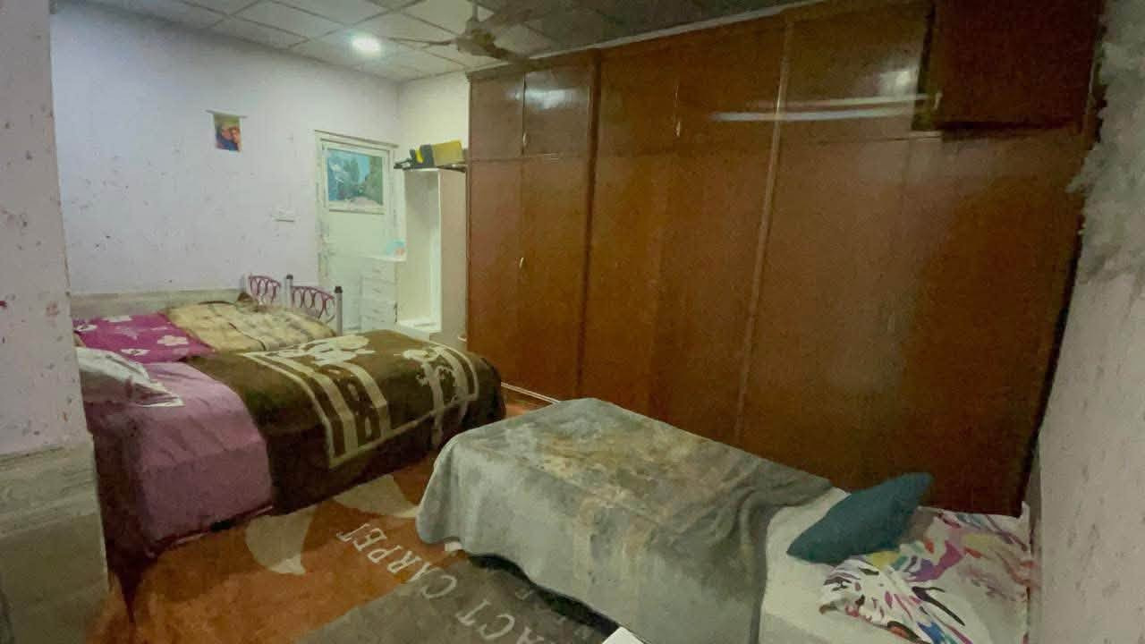 سلام عليكم  

 بيت 100 متر بحي السلام طابق ونص غرفتين بي مكانة شارع المطبات قريب على الشارع العام موقع كلش حلو اريد بيع او مراوس ب200 بالاميرات الثانية موقع قريب بهاء سنتر 

للاستفسار والتواصل ***********

