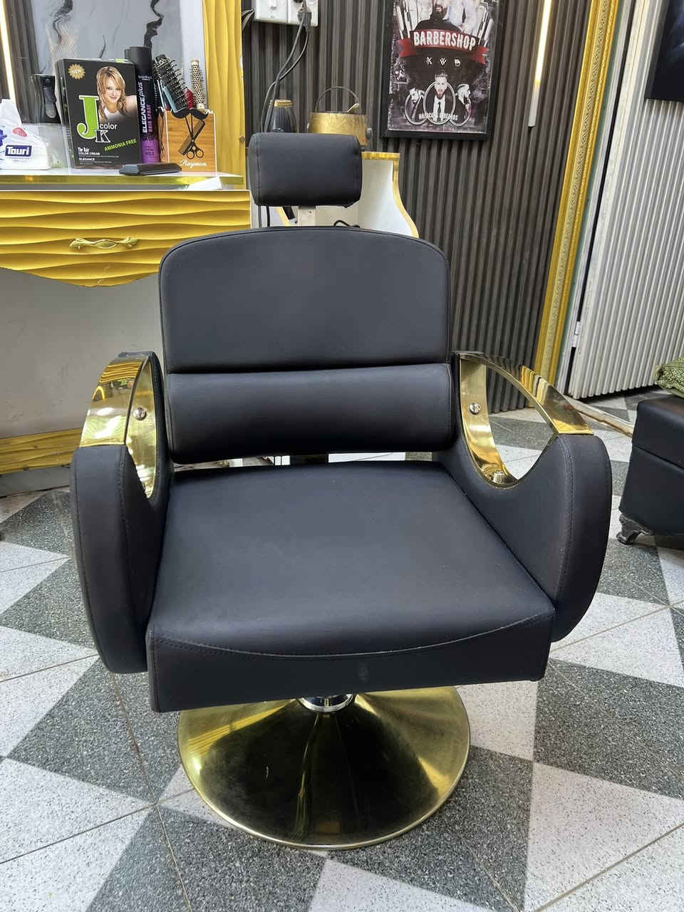 كرسي حلاقه مستخدم شي قليل  عنوان حله مركز مدينه ***********
