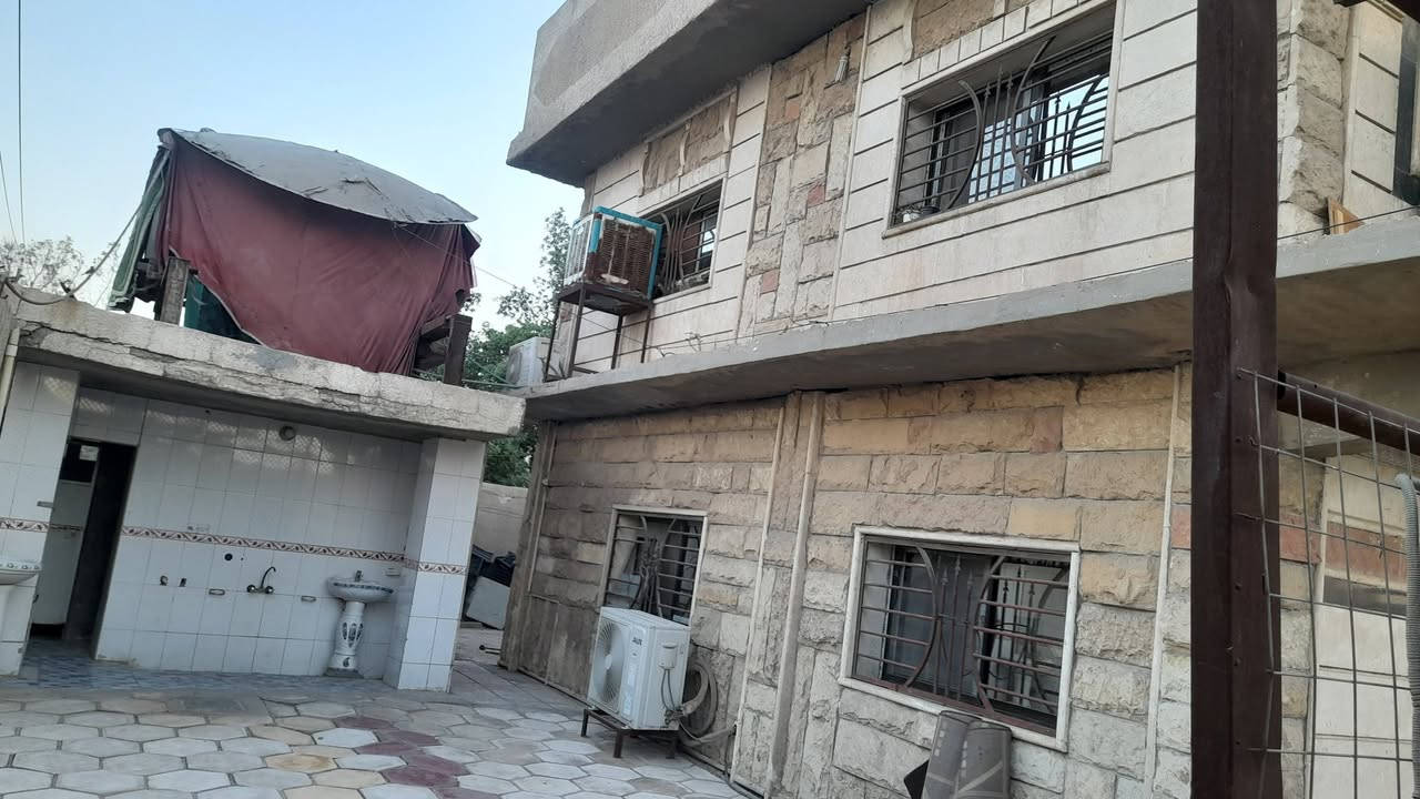 عمارة للبيع تصلح شركة أو معمل أو مخازن أو دور سكن مساحة دونم مساحة البناء ٨٠٠م طابقين عنوان بغداد طريق البسماية مفرق المدائن رقم ***********او*********** خابرني تفاصيل طابو ٢٥بسمي
