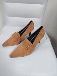 توفر لدينا احذيه رجالي ونسائي و ولادي  بسعار مناسبه  للحجز  والاستفسار...