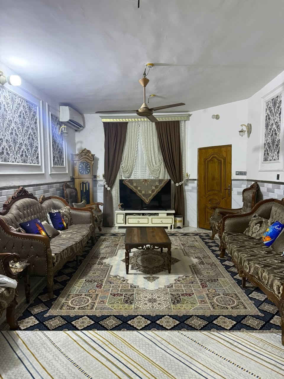 دار للبيع | الاسكان - شارع السفير
~~~~~~~~~~~~~~~~
المساحه / 200 متر مربع 
الواجهه / 10 متر
مطلوب مبادرة ( 71 مليون.د)
_________________________
الدار بناء حديث كونكريت
غرفه نوم2 / صاله/ استقبال/ مطبخ/ مجموعتين صحيه/   طارمه 
المنطقة مخدومة تبليط ومقرنص ... الخ 
******************************
للأستفســار _ مراجعـــــة 
مكتـــب الريادة للعقار 
الكائــن حي الجزائر - مجاور مستشفى الحياة للعيون 
دكتور حسنين .
او الاتصال على الأرقام التالية : 
***********
***********
