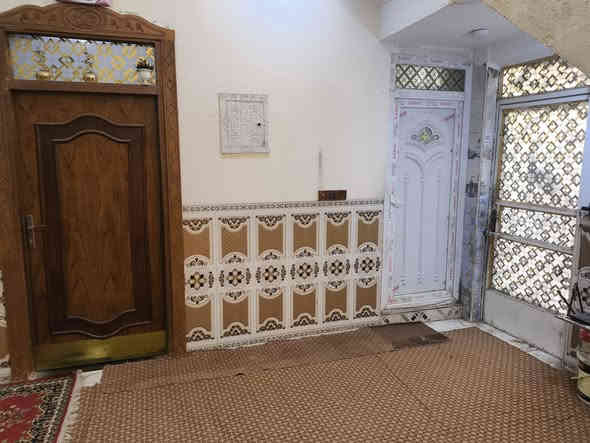 السلام عليكم عندي بيت للبيع حي المعراج  جزه الاول جاهز كل شي ما عايز 
بناء حديث  مساحه البيت 300 متر يتكون من ثلاث غرف 5*4
 الصاله 5 × 8 الديواني 3:30 في 6 المطبخ 4*5 البناء 200 ساحه البيت 4*25
مجمعين صحي داخلي وخارجي 
يرهم مراوس حصراً أن يكون في حي المعراج بال 800 الاستفسار 

***********
