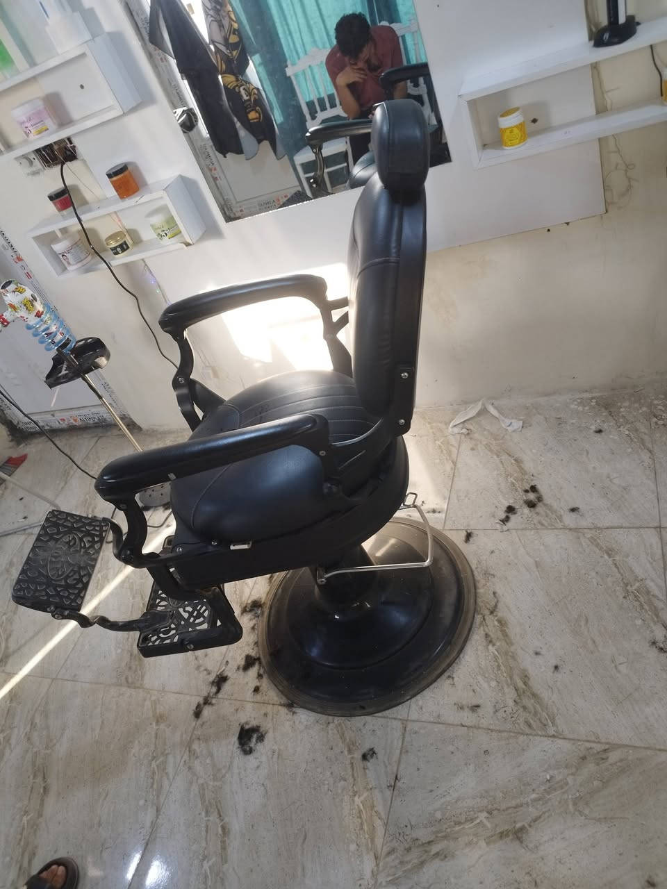 محل حلاقه للبيع متكامل جاهز من كلشي من الخيط ونت صاعد
استخدام شهر  اذا مو اقل كلشي موضح بل صور كرسي جك عالي جديد بعده 
منتجات عنايه للبشره اصليه وبراندات  السعر 1 مليون وبي مجال شامل كلشي وهواي غراض ما طلعها التصوير  
رقم الهاتف . *********** متواجد واتساب فقط 
العنوان كربلاء اطويريج قضاء الخيرات مقابل المحكمه
