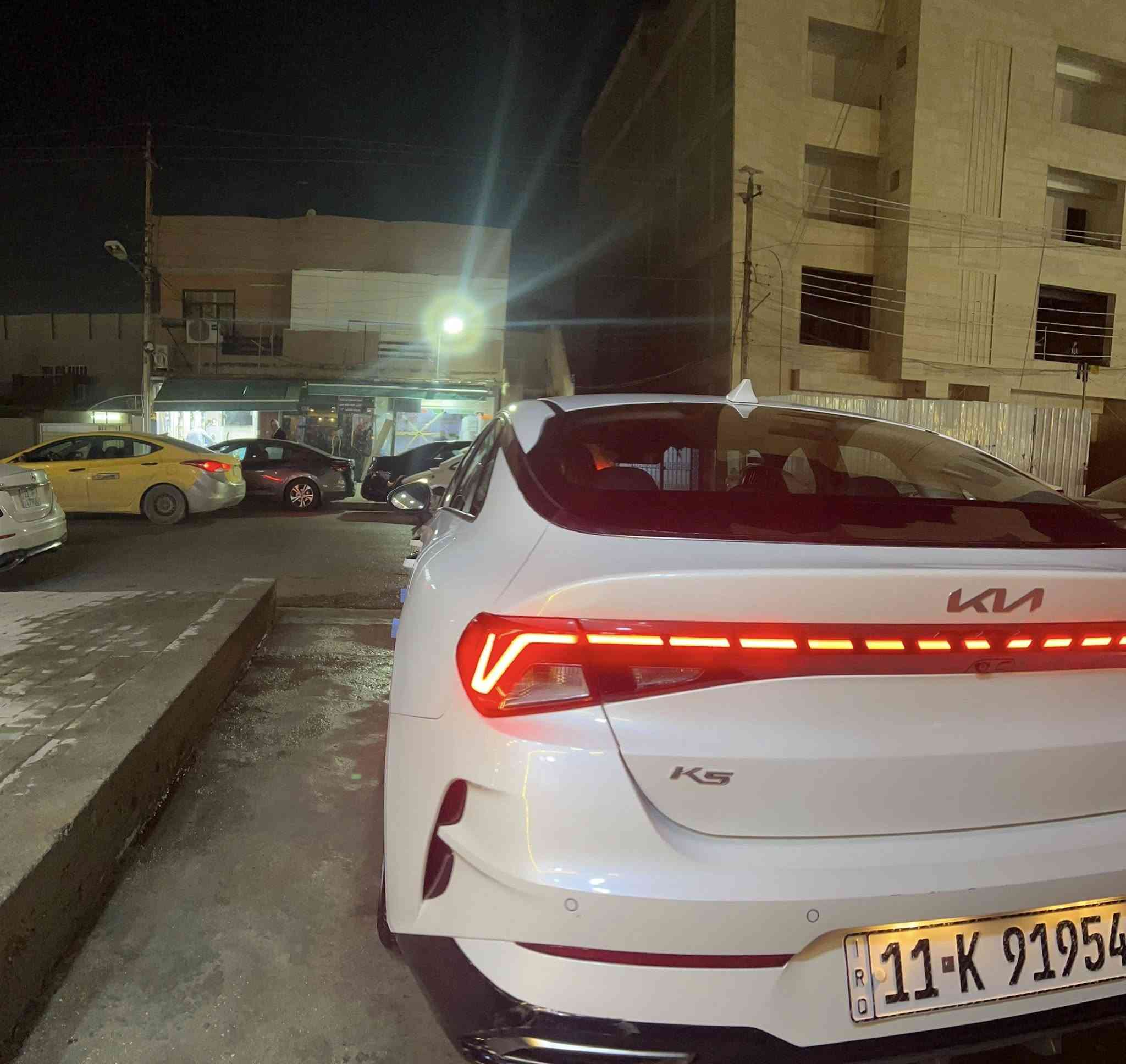 السلام عليكم  KiA K5 موديل 23 وارد كوري محرك 2000 دوش هايبرد الضرر فقط 4 رصعات خفيفه في القماره وتكحيل بسيط في الدعاميه الخلفيه ويم البلوجكتور بل دعاميه الاماميه هم تكحيل بسيط باقي السياره كفاله عامه ممشى السيارة 21500Km وقابل للزيادة 
المواصفات 
شاشه كبيرة 
بصمه تشغيل 
بصمة دخول ابواب
تشغيل عن بعد
صندوق ذكي
وضعيات قياده 4
شفتات ستيرن
قيادة شبه ذاتيه 
تحديد مسار 
مانع تزحلق 
اوتو هولد 
مقاعد تدفئ وتبريد
السترين تدفى 
كير ماوس 
تبريد ثلج ميفصل ولا يبوخ بل ازدحامات لان هايبرد 
فول اقتصاديه التفويله الكامله تمشيك سبوعين حقيقي…
بختصار السيارة فول عدى الفتحه 

رقم التواصل واتساب : ***********
السوك كلشي بي المتعجبه يكدر يتخطى المنشور 
السعر 200 وبيها مجال بسيط جداً وممستعجل على بيعتها 
المكان بغداد السيدية .
