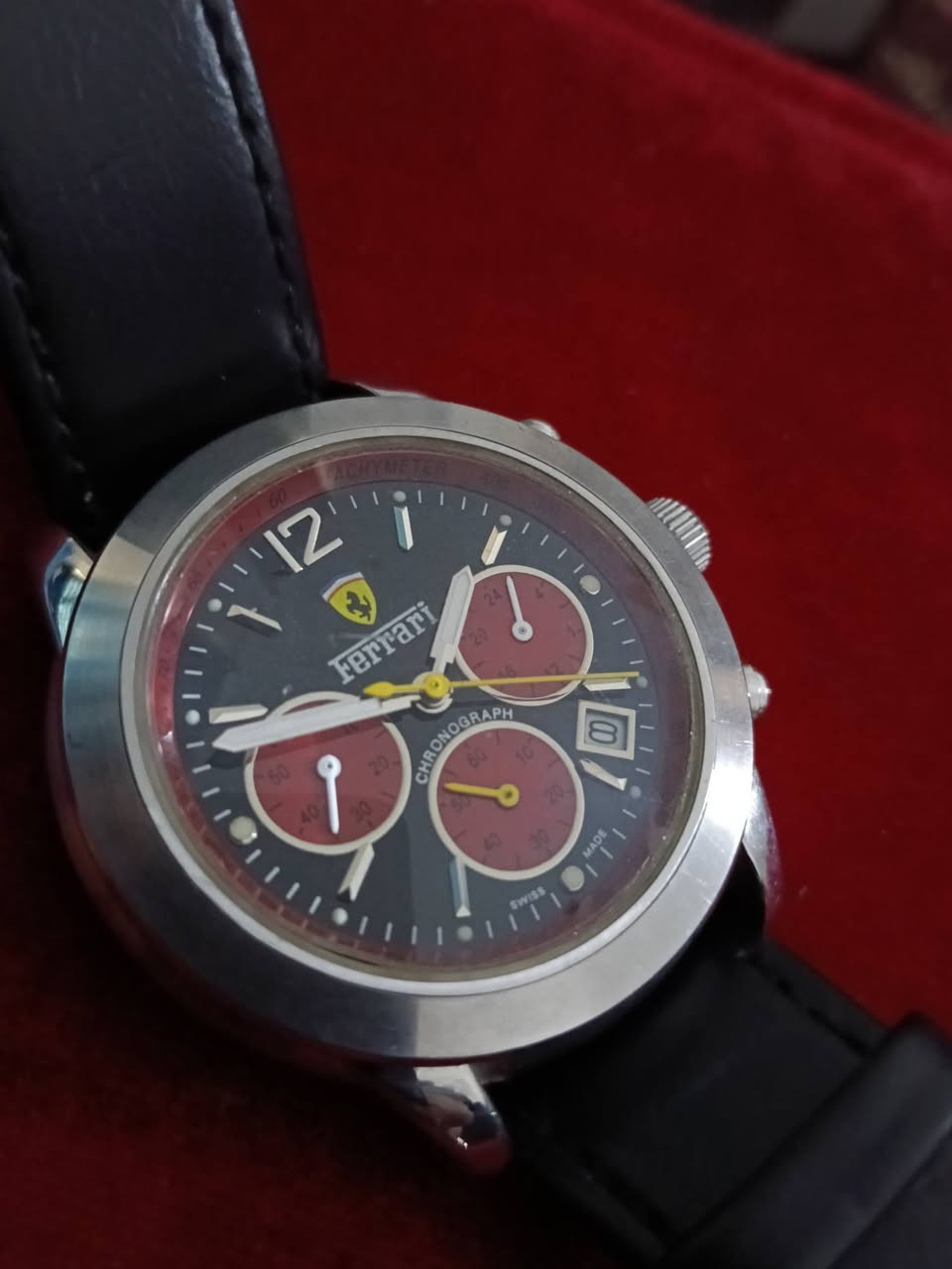 🏎️ للبيع: ساعة Girard-Perregaux إصدار فيراري الخاص (الكرونوغراف)
فرصة نادرة لعشاق الفخامة والتميز لامتلاك قطعة تجمع بين دقة الساعات السويسرية وروح السرعة الإيطالية.
المواصفات الفنية:
العلامة التجارية: Girard-Perregaux بالتعاون مع Ferrari.
الموديل: Chronograph (الرقم المرجعي: 4956).
الحركة: كوارتز  مع وظيفة الكرونوغراف.
الهيكل: ستانلس ستيل عالي الجودة بقطر حوالي 38-40 ملم.
المينا: تصميم رياضي أنيق باللون الأسود مع عدادات كرونوغراف باللون الأحمر وشعار فيراري عند الساعة 12.
الحزام: جلد أسود أنيق يعزز المظهر الكلاسيكي الرياضي.
المميزات: اصدار خاص ومحدود 150/137 
إصدار خاص يمثل التعاون المرموق بين صانع الساعات الفاخرة وأسطورة السيارات.
تصميم يجمع بين الأناقة والرياضية، مناسب للمناسبات الرسمية واليومية.
السعر خاص


**إذا كنت صاحب هذا الإعلان وتريد حذفه لأي سبب، رجاءا أرسل رسالة إلى الدعم الفني**