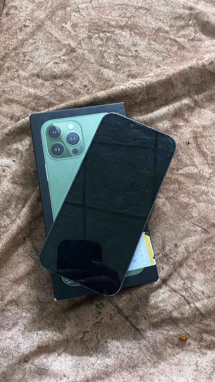 ايفون 13 برو ماكس ذاكره 256 نظيف مبدل بطاريه وشاشه اصليات وظهر بي فطر كلش بسيط بقيه كله شغال وبلاد اي عيب مابي ولون زيتوني سعر 450 الف شراي يتفضل خاص او يراسلني واتساب ***********
