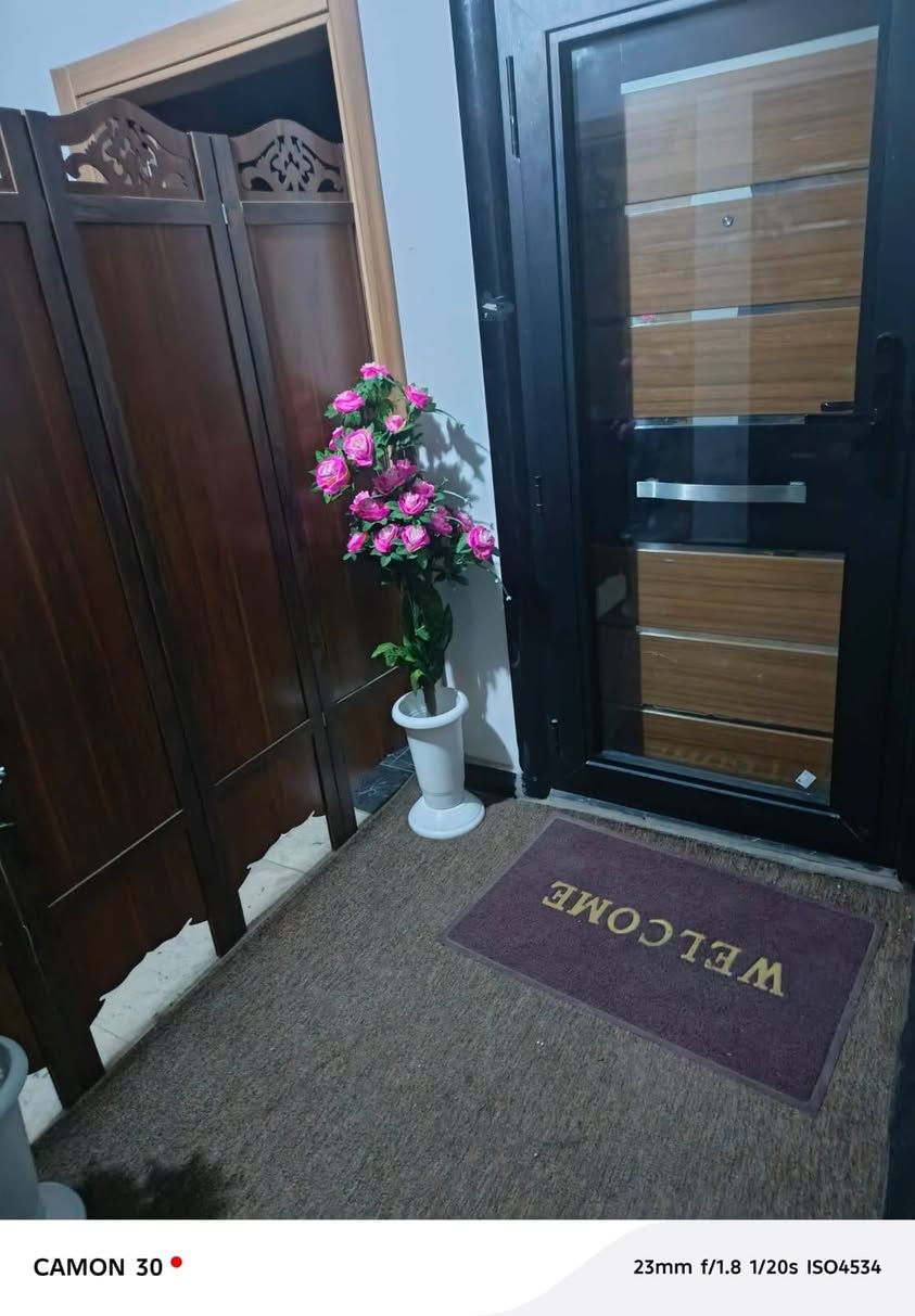 السلام عليكم عندي باب وشباج المنيوم جديد الباب محصن وبي كيلون ابو الحاسبة مع كارت رمز سري وجام محصن للبيع اريدة ١٠٠٠ دولار علمن كلفني ٢مليون الشراي يتصل رقمي ***********بغداد البلديات
