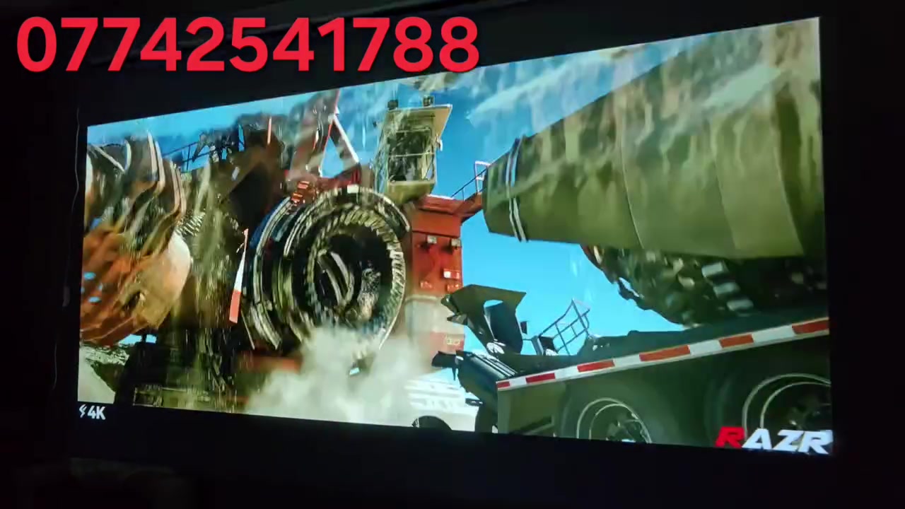 جهاز العرض (Projector) الموجود في الصورة هو منتج من شركة Everycom، ويتميز بالتالي:
نظام التشغيل: يعمل بنظام Android TV أو Google TV، مما يتيح الوصول المباشر إلى تطبيقات مثل YouTube و Netflix و Disney+.

دقة الصورة: يدعم دقة عرض أصلية Full HD 1080p، مع القدرة على تشغيل محتوى بدقة 4K.

السطوع: يوفر سطوعاً يبلغ حوالي 600-750 ANSI لومن.

المميزات: يحتوي على ميزات ذكية مثل التركيز التلقائي (Auto Focus) وتصحيح الانحراف. [1, 2, 3]


**إذا كنت صاحب هذا الإعلان وتريد حذفه لأي سبب، رجاءا أرسل رسالة إلى الدعم الفني**